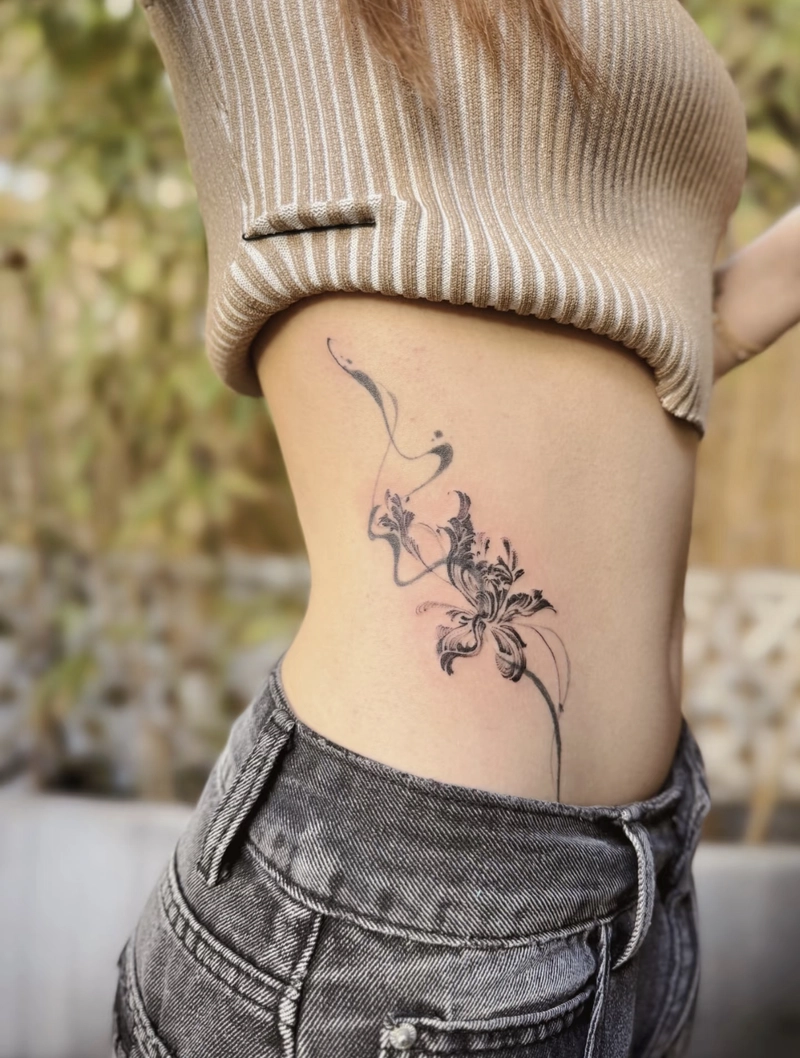 Hình xăm hoa ở eo nữ