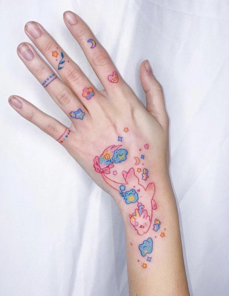 Hình xăm hoa ở ngón tay nữ