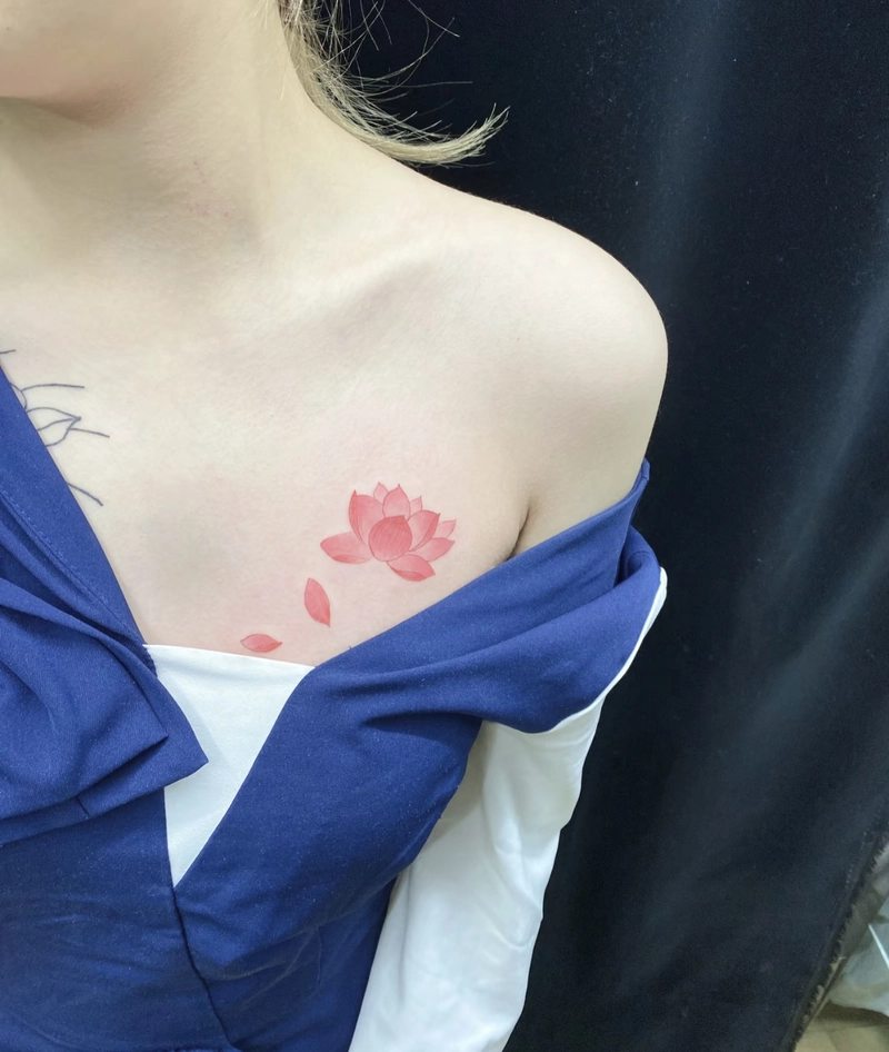 Hình xăm hoa ở ngực nữ
