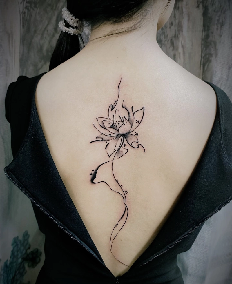 Hình xăm hoa ở sau lưng cho nữ