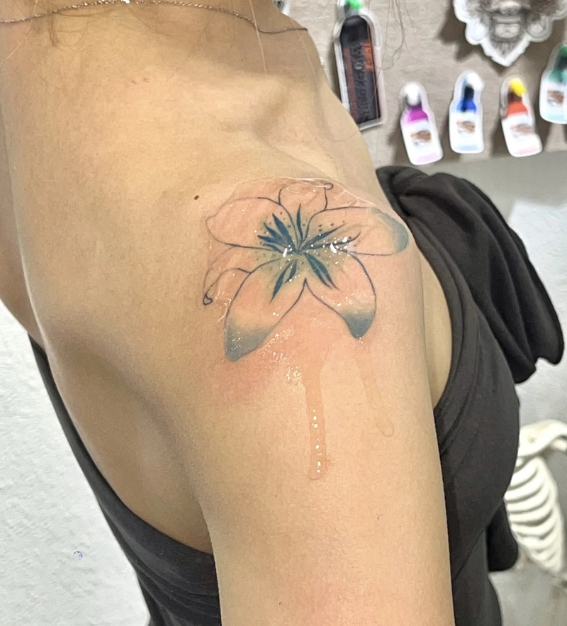 Hình xăm hoa ở vai cho nữ