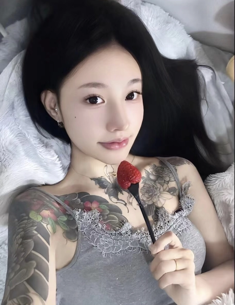 Hình xăm hoa sen ở ngực nữ