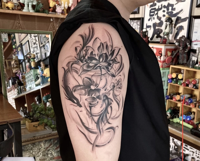 Hình xăm hoa sen rồng đen trắng