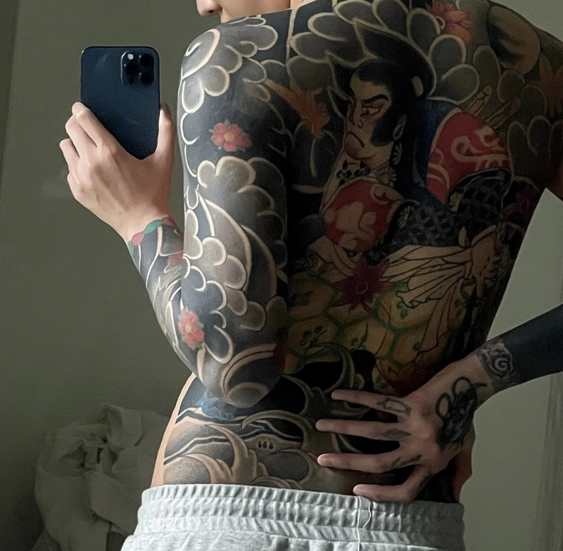 Hình xăm hoa văn bộ lạc ở lưng cho