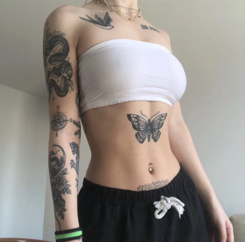 Hình xăm hoa văn ở eo nữ