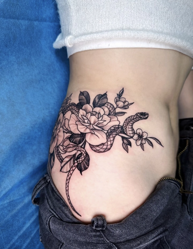 Hình xăm kín đáo ở eo nữ