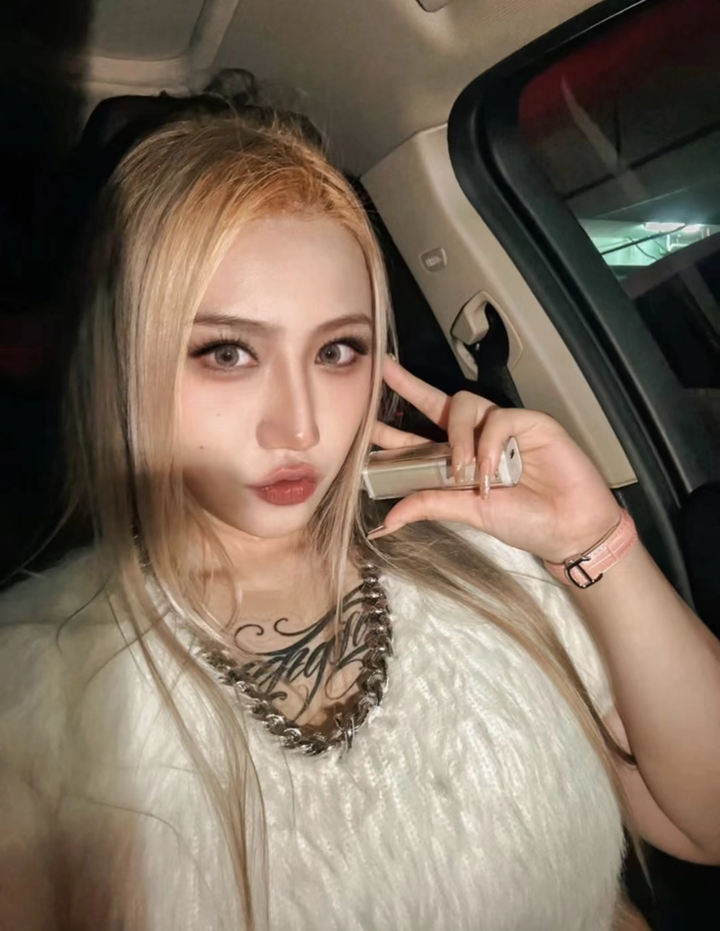 Hình xăm kín đáo ở ngực nữ