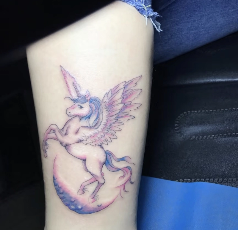 Hình xăm kỳ lân đứng trên đồng tiền