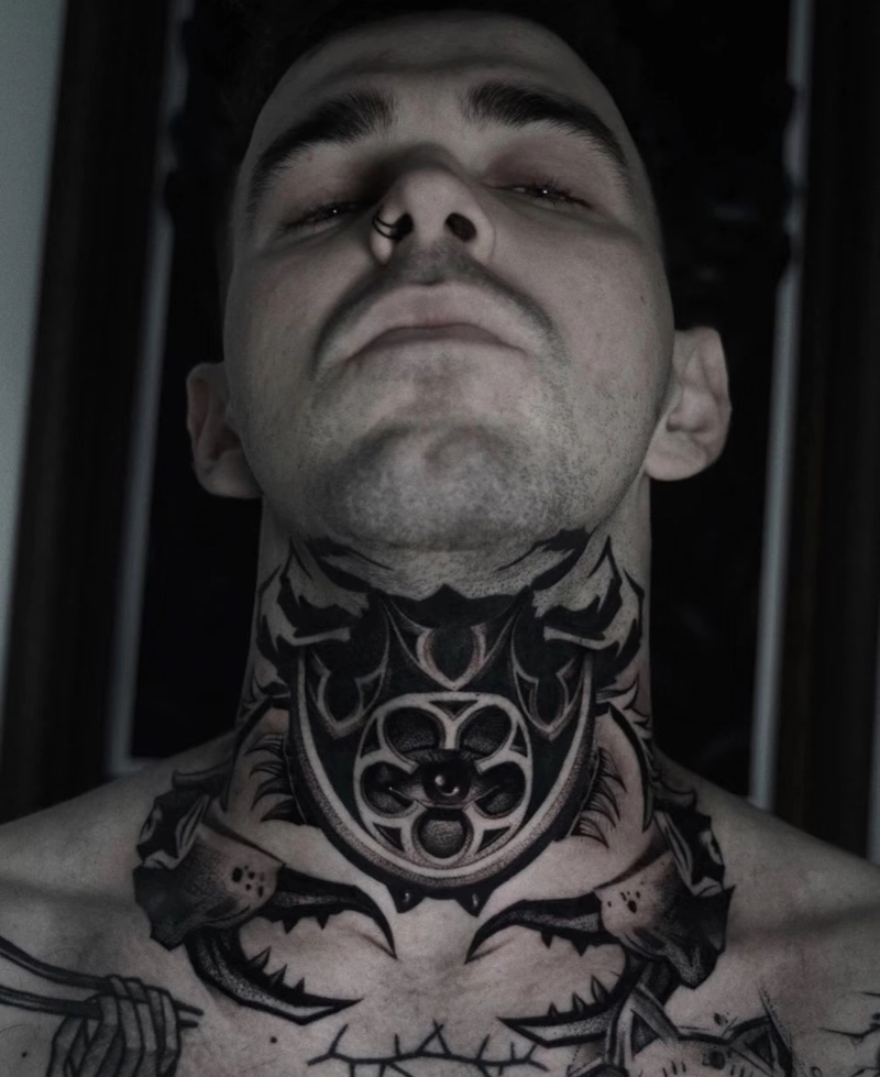 Hình xăm la bàn ở cổ cho nam Hình xăm la bàn ở cổ cho nam