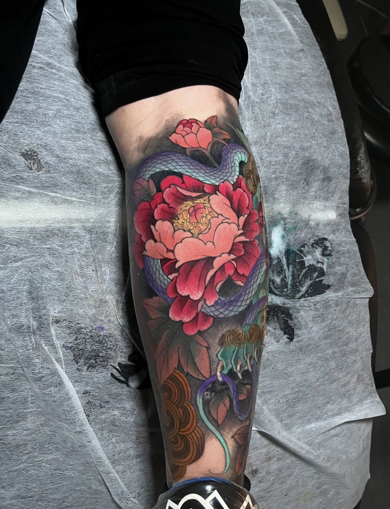 Hình xăm lớn ở chân cho nam