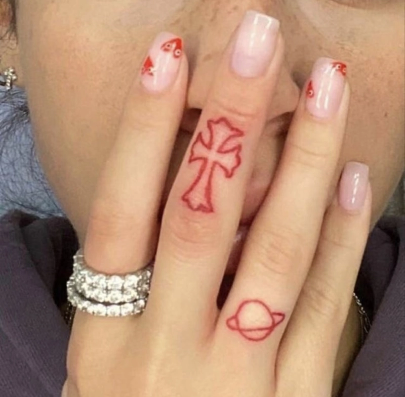 _Hình xăm mặt trăng ở ngón tay nữ