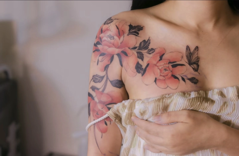 _Hình xăm mềm mại ở ngực nữ
