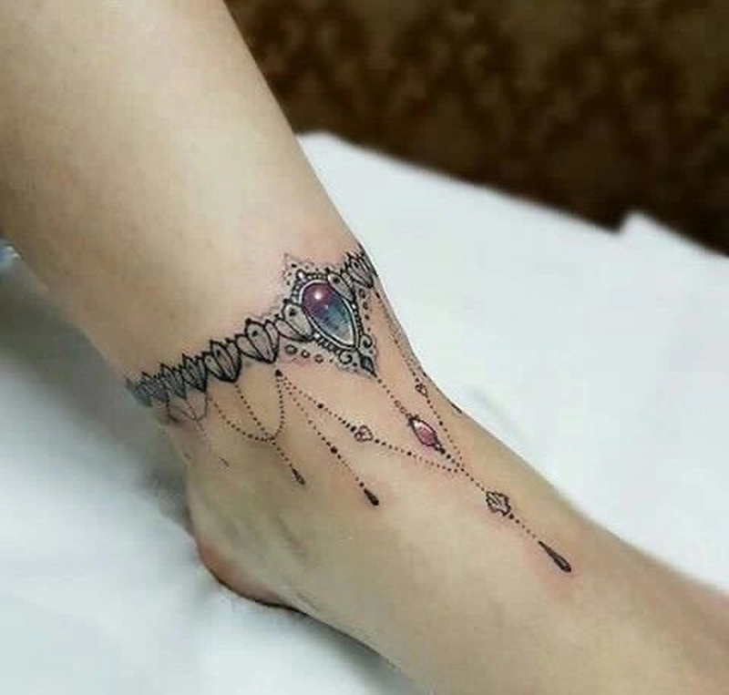 Hình xăm mini chữ ở cổ chân nữ Hình xăm mini chữ ở cổ chân nữ