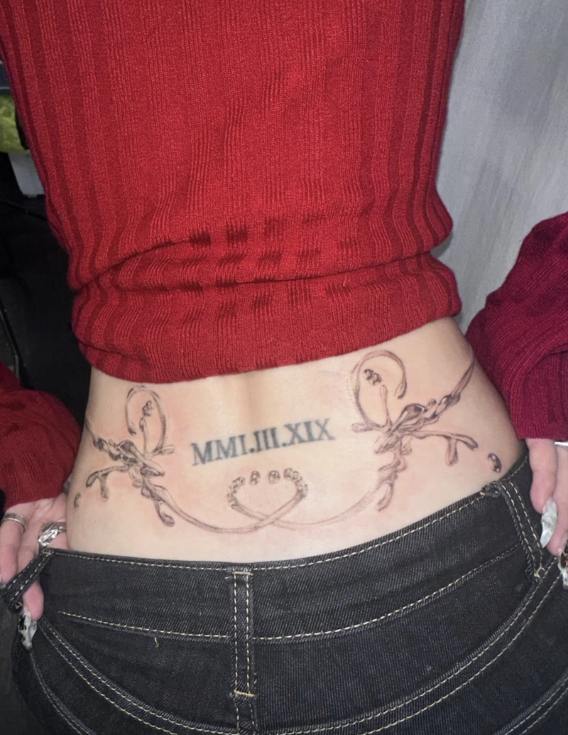 Hình xăm mini chữ ở eo nữ