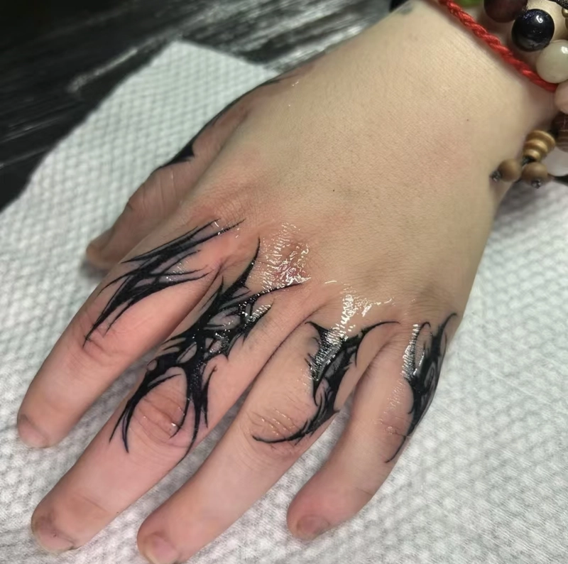 Hình xăm mini chữ ở ngón tay nữ