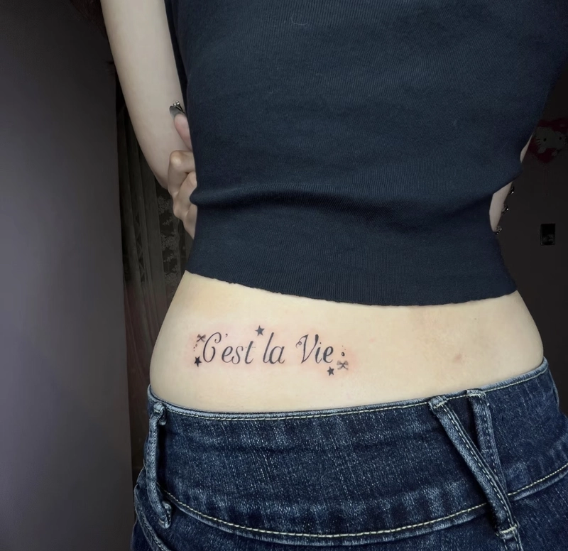 Hình xăm mini dễ thương ở eo nữ