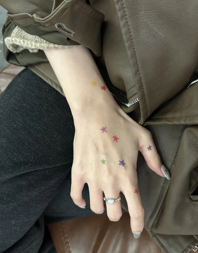 Hình xăm mini dễ thương ở ngón tay nữ