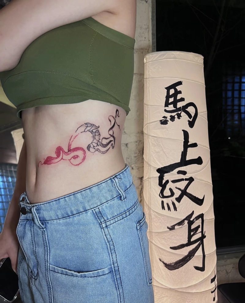 Hình xăm mini độc đáo ở eo nữ