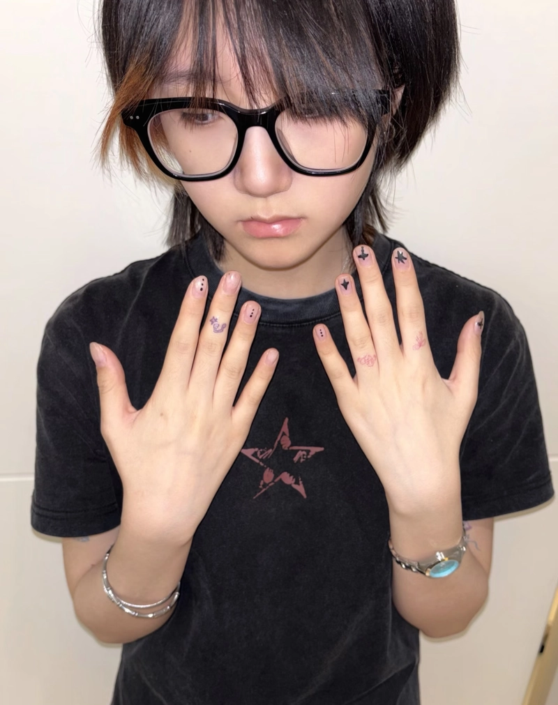 Hình xăm mini độc đáo ở ngón tay nữ