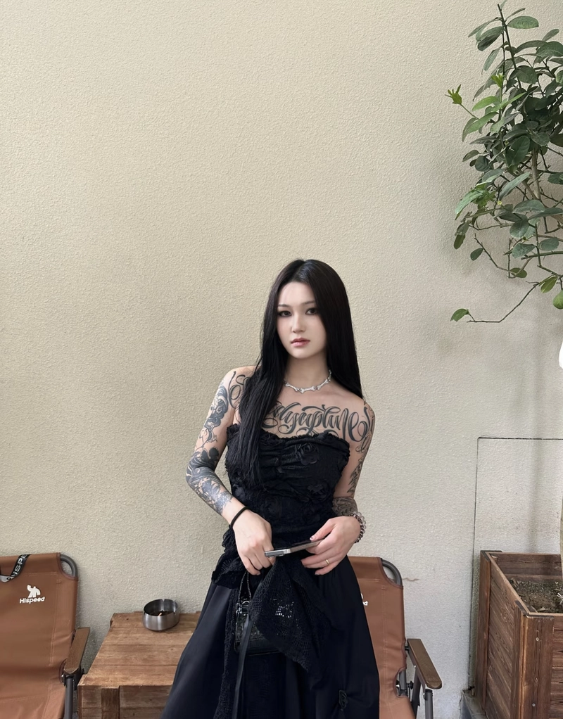 Hình xăm mini độc đáo ở ngực nữ