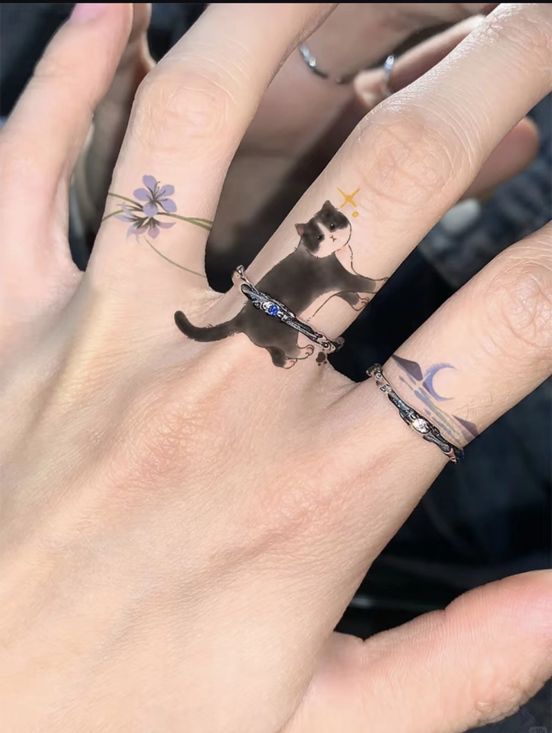 Hình xăm mini hình tim ở ngón tay nữ