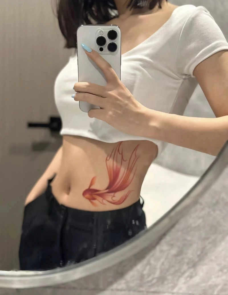 Hình xăm mini hoa ở eo nữ