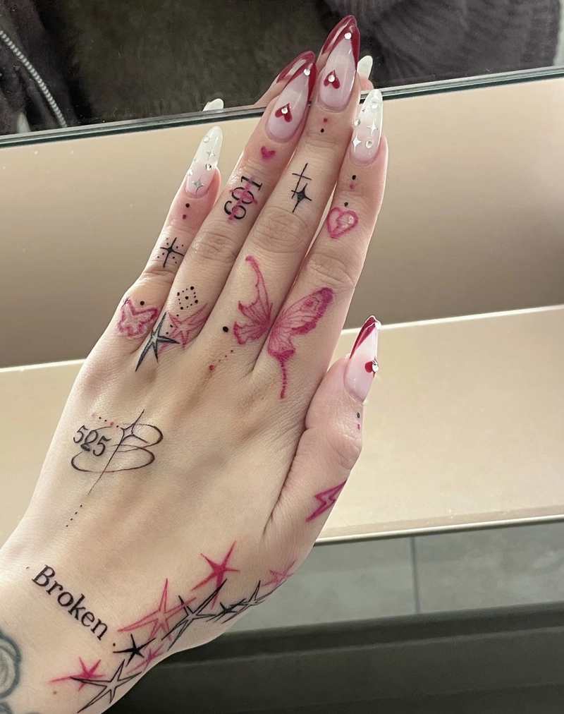 Hình xăm mini hoa ở ngón tay nữ