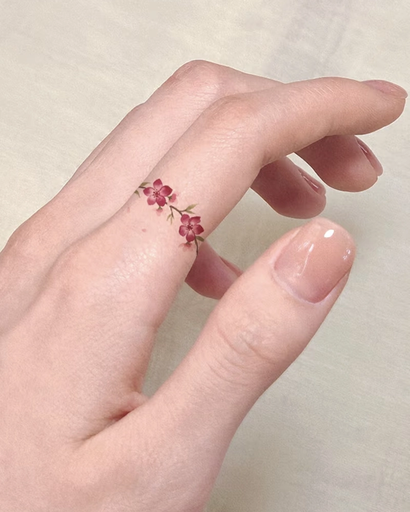 Hình xăm mini kín đáo ở ngón tay nữ