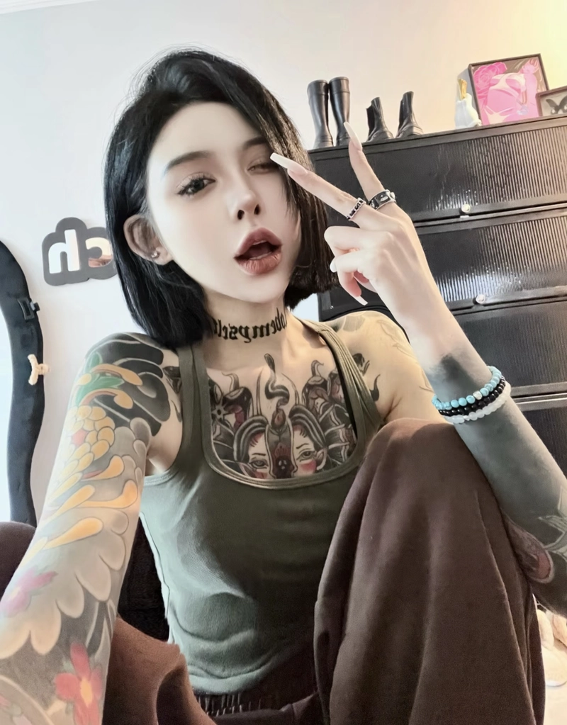 Hình xăm mini kín đáo ở ngực nữ