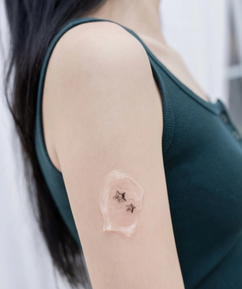 Hình xăm mini ở cổ tay nữ độc đáo