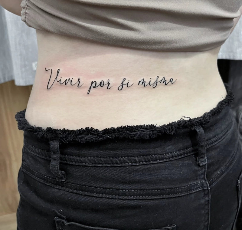 Hình xăm mini ở eo nữ