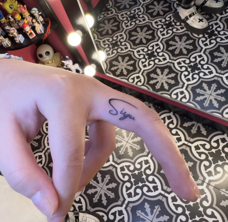 Hình xăm mini ở ngón tay nữ