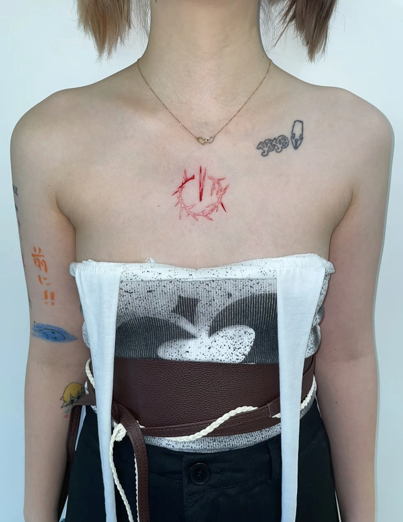 Hình xăm mini ở ngực nữ