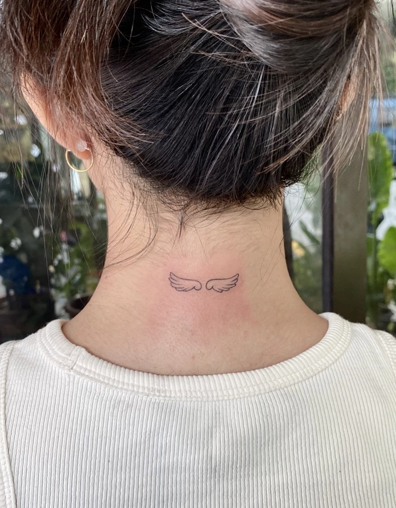 Hình xăm mini ở sau gáy nữ