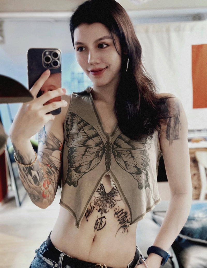 Hình xăm mini tinh tế ở eo nữ