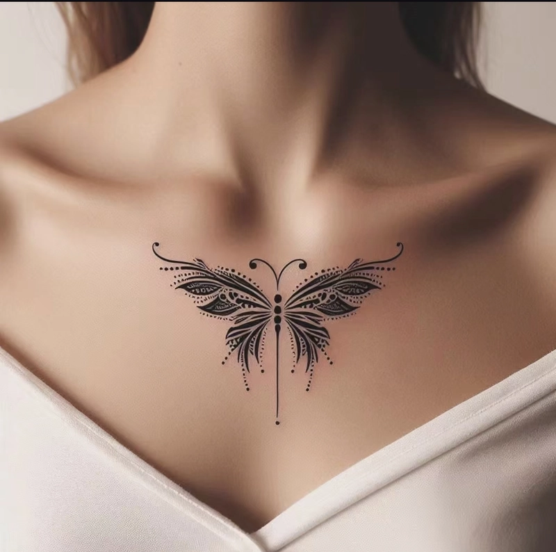 Hình xăm mini tinh tế ở ngực nữ