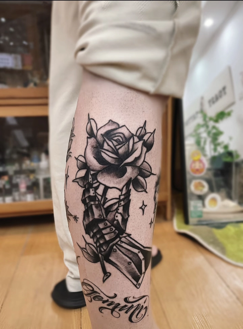 Hình xăm mũi tên ở chân cho nam