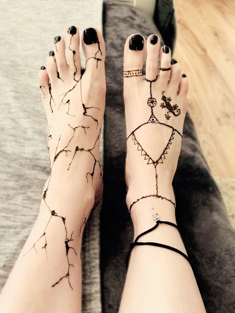 Hình xăm nghệ thuật ở cổ chân nữ Hình xăm nghệ thuật ở cổ chân nữ