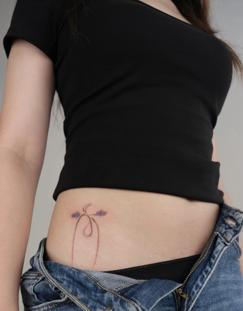 Hình xăm nghệ thuật ở eo nữ