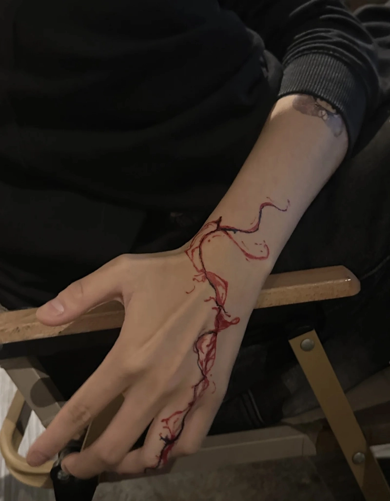 Hình xăm nghệ thuật ở ngón tay nữ