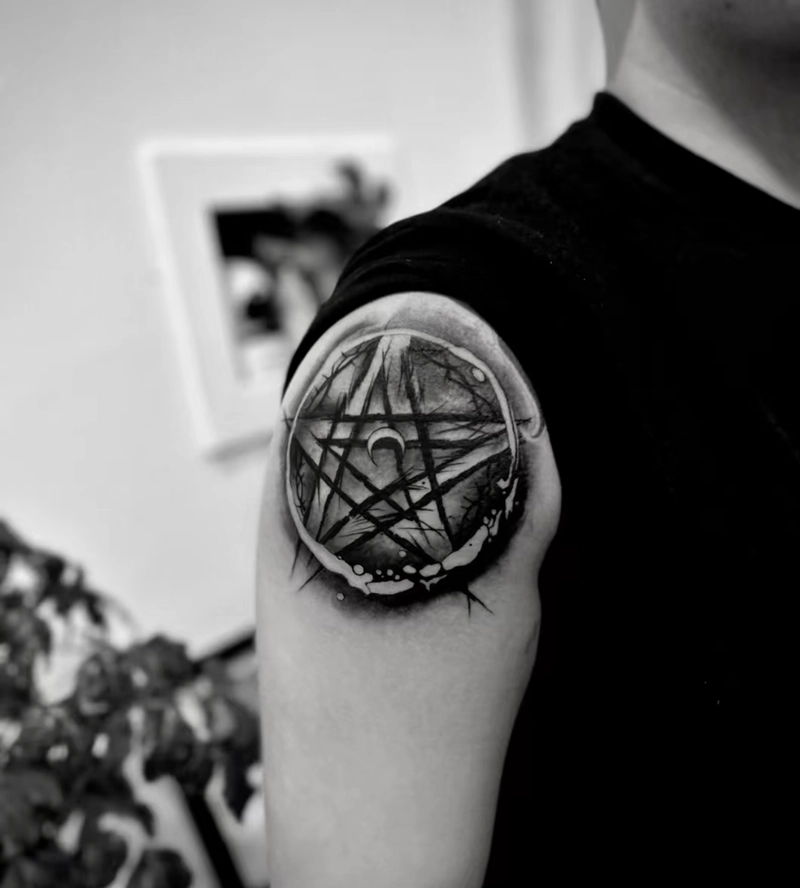 Hình xăm nghệ thuật ở vai cho nam