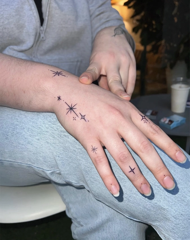 Hình xăm ngôi sao ở ngón tay nữ