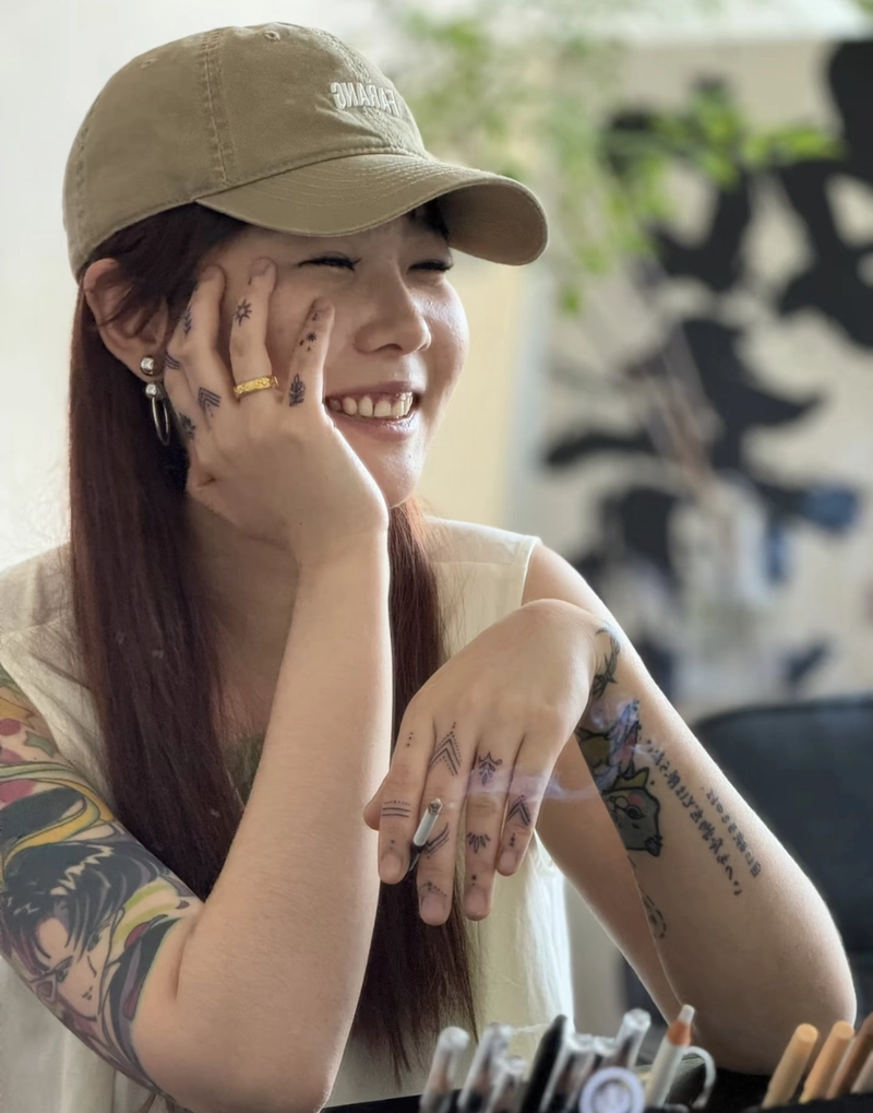 Hình xăm ngón tay nữ