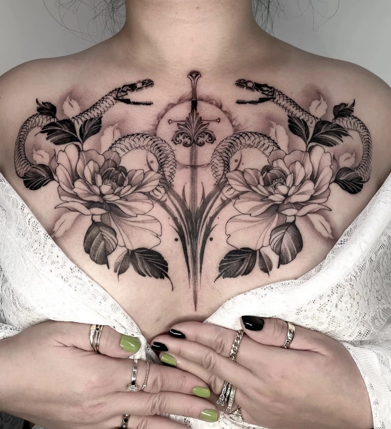 Hình xăm ngực nữ