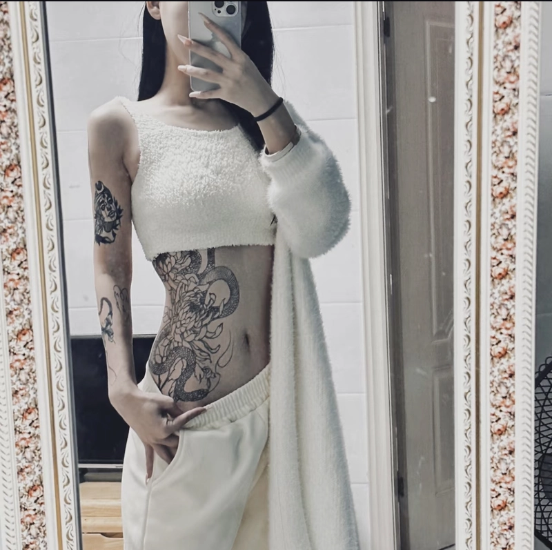 Hình xăm nhẹ nhàng ở eo nữ