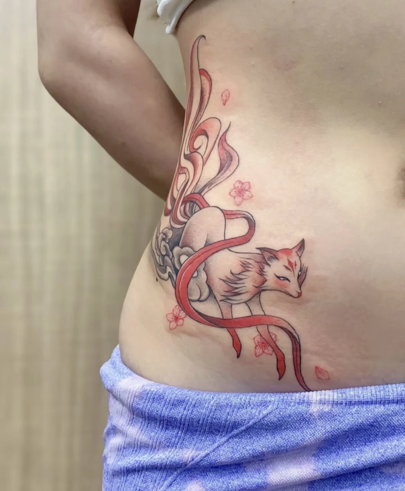 Hình xăm nhỏ ở eo nữ