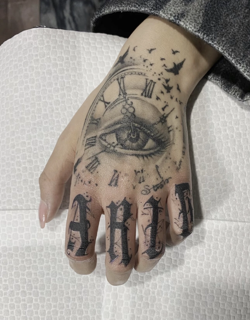 Hình xăm nhỏ ở ngón tay nữ