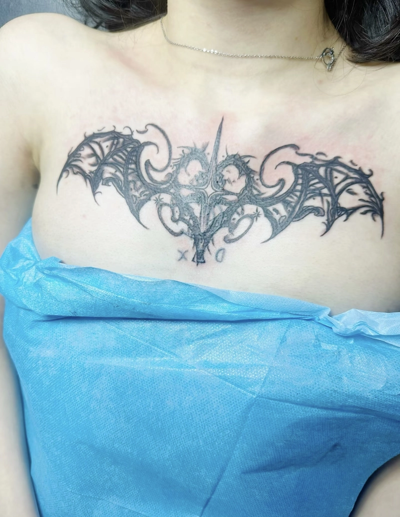 Hình xăm nhỏ ở ngực nữ