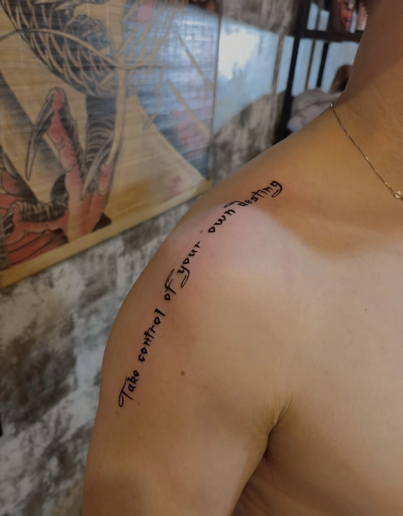 Hình xăm nhỏ ở vai cho nam