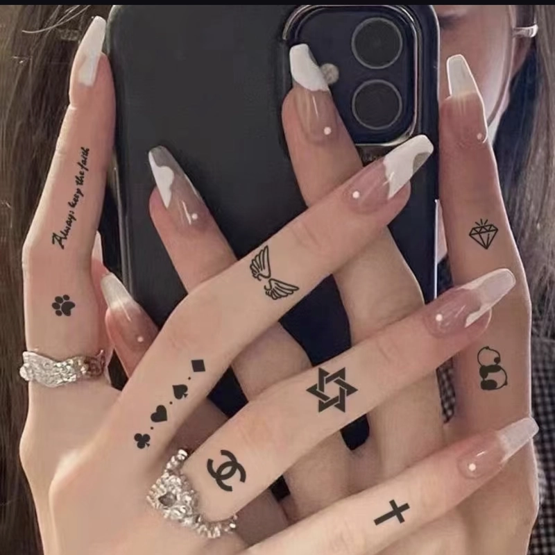 Hình xăm nhỏ xinh ở ngón tay nữ